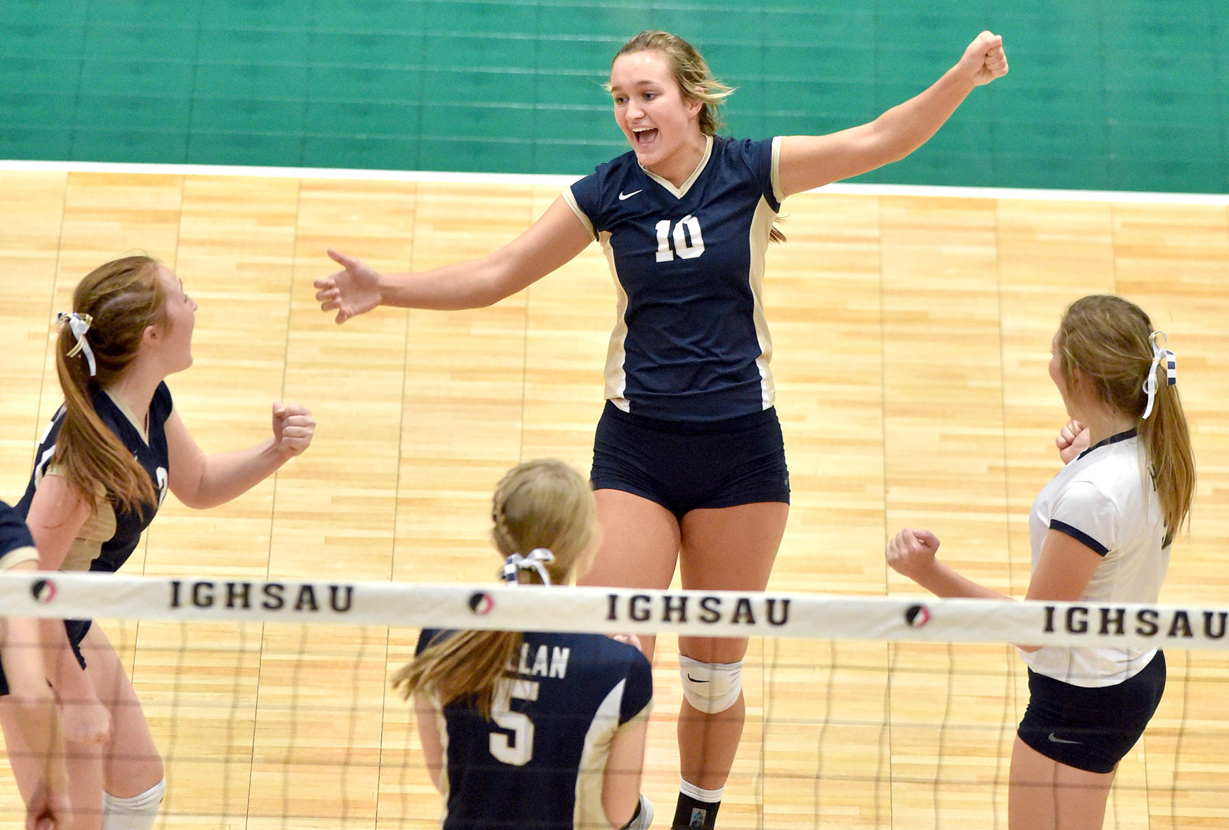 Bishop Heelan vs Pella state volleyball